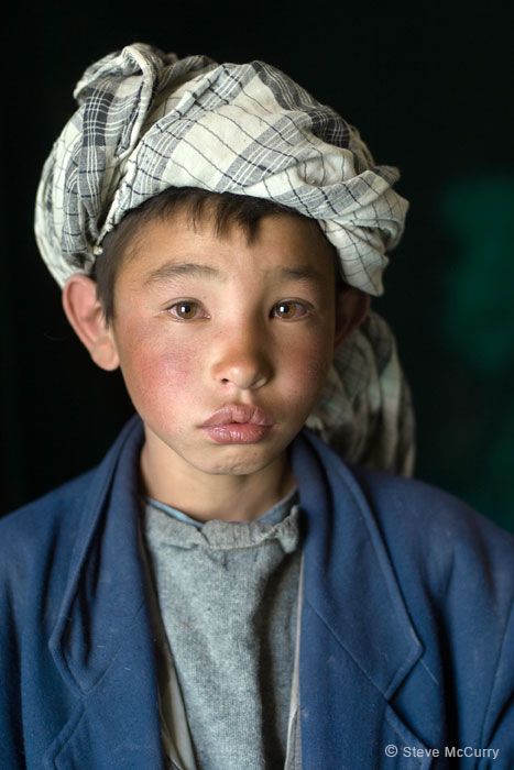 #Afghan #Boy © Steve McCurry #People Hazara People, Piskel Art, Steve Mc, Steve Mccurry, Kids Around The World, We Are The World, People Of The World, 영감을 주는 캐릭터, Interesting Faces