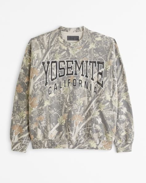 Classic sweatshirt in our softAF fleece fabric and oversized-fit silhouette, featuring Yosemite-inspired graphic detail at chest, crew neckline and banded hem and cuffs. Yosemite California, California Sweatshirt, Camo Sweatshirt, Grey Camo, Casual School Outfits, Men's Tops, Fall Fits, Green Camo, Crew Sweatshirts