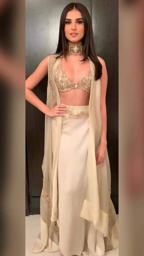 An Indian Ethnic Look: The Way Tara Sutaria Dresses | IWMBuzz Tara Sutaria, Simple Lehenga, White Lehenga, Traditional Indian Outfits, Ghagra Choli, Ethnic Looks, Ethnic Outfits, Party Wear Indian Dresses, Dress Indian Style