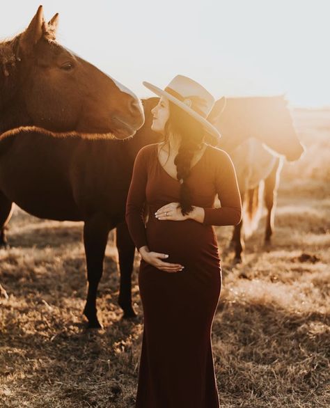 Horses Maternity Shoot, Maternity Session With Horse, Equine Maternity Photography, Cowgirl Maternity Pictures, Maternity Pics With Horses, Horse Pregnancy Photoshoot, Maternity Photo With Horse, Maternity Photo Shoot With Horses, Cow Maternity Pictures