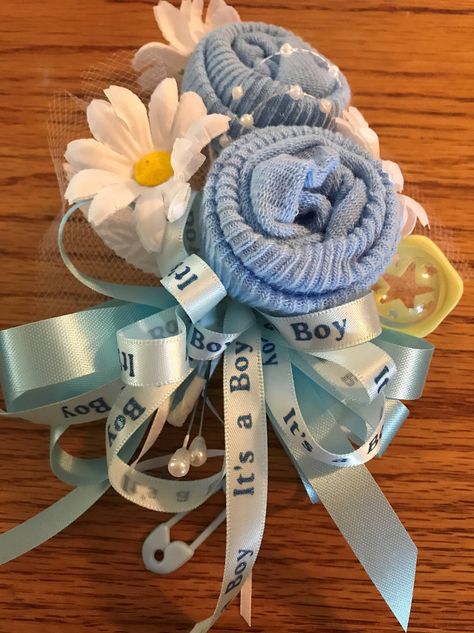 Baby Shower Corsages, Diy Baby Socks, Baby Sock Corsage, Distintivos Baby Shower, Woodland Animals Theme, Boy Baby Shower Ideas, Baby Shower Corsage, Baby Shower Crafts, Diy Baby Shower Gifts