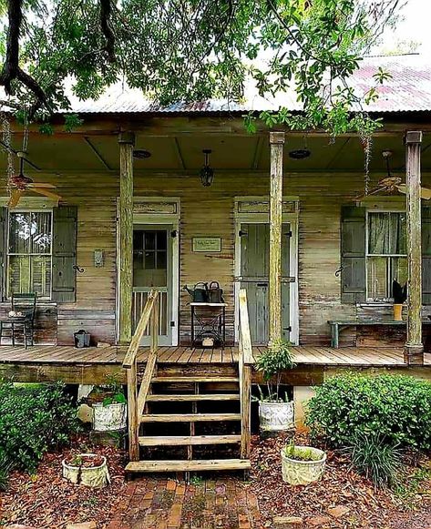 Kirby-Adam house (1883) in Grand Isle, Louisiana Rosemary Jelly, Grand Isle Louisiana, Louisiana Architecture, Cajun Culture, Louisiana House, Tiny Cottages, Cracker House, 60s House, Old Cabins