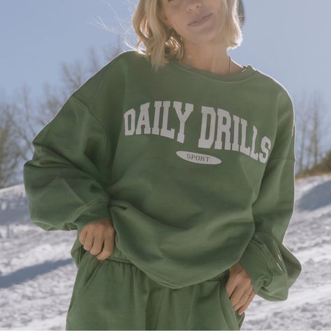 Brand New With Tags! Color: Dd Green Size: Xs/S Daily Drills Sweatshirt, Womens Sweat Shorts, Daily Drills, Oversized Hoodie Dress, Happy Hoodie, Golf Sweatshirt, Clothing Board, Hoodie Green, Embroidered Crewneck