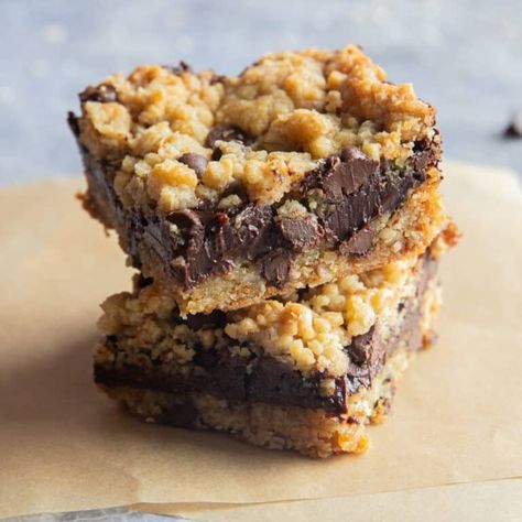 Double Chocolate Oatmeal Bars - Breads and Sweets Baked Oat Bars, Cherry Jelly Recipes, Caramel Oatmeal, Oatmeal Chocolate Chip Bars, Oatmeal Bars Recipes, Chocolate Oatmeal Bars, Oatmeal Cookie Bars, Bars Healthy, Chewy Caramel