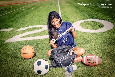 athletic trainer Athletic Training Sports Medicine, Picture Ideas Senior, High School Graduation Pictures, Unique Senior Pictures, Trainers Outfit, Graduation Photography Poses, Senior Pictures Sports, Country Senior Pictures, Grad Photoshoot