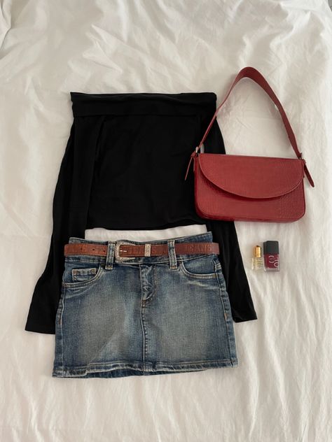 Off Shoulder Black Top, Dark Cherry Red, Sommer Strand Outfit, Mini Skirt Vintage, Cherry Girl, Diy Vetement, Red Nail Polish, Red Bag, Looks Street Style