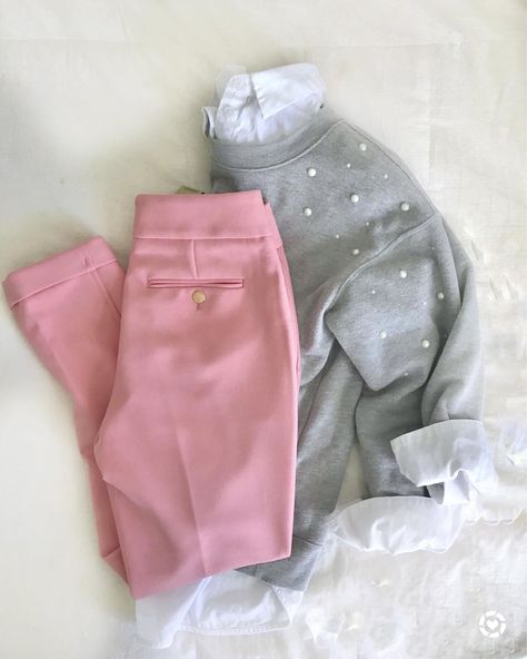 Light Gray Top Outfit, Pink Outfit Fall, Pink Pants Outfit Work, Grey Top Outfit, Silk Blouse Outfit, Fall Business Casual, Pink Pants Outfit, Fall Business Casual Outfits, Classic Work Outfits