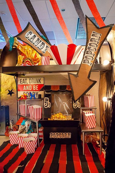 Circus Cubicle, Rotten Candy Booth, Creepy Circus Decorations, Halloween Funhouse, Cubicle Halloween, Office Halloween Themes, Cubicle Halloween Decorations, Halloween Crafts Diy Projects, Clowns Halloween Decorations