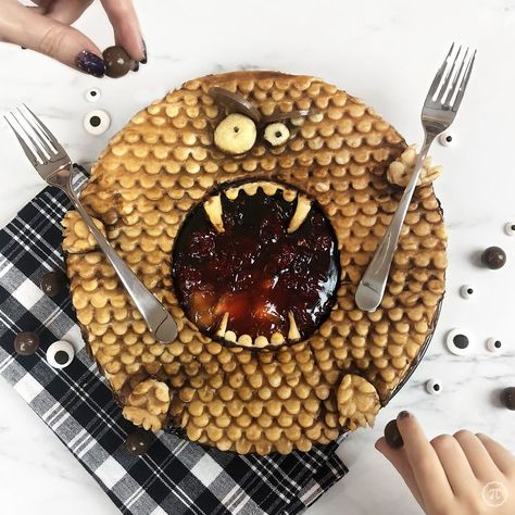 Baker Comes Up With The Spookiest Halloween Pies, And Here Are 29 Of Her Best Ones (New Pics) Spooky Pie, Halloween Pie, Crust Designs, Pie Crust Designs, Pies Art, Baking Art, Food Artists, Pie Tops, Special Halloween