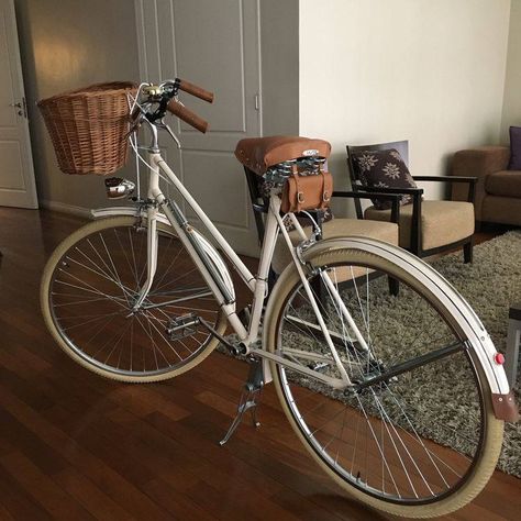 Vintage Bike With Basket, Bike Vintage Aesthetic, Vintage Bikes With Basket, Cottagecore Bike, Sepeda Aesthetic, Vintage Bike Aesthetic, Cute Bikes, Aesthetic Bicycle, Aesthetic Bikes