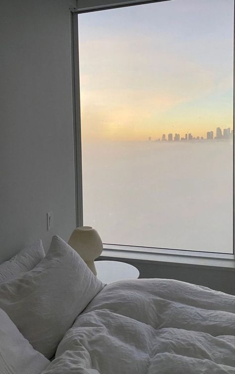 bed cityline sunset beautiful skies clouds Kardashian Home, App Home Screen, Polaroid Wall, Shell Chandelier, Hair Wash, Crystal Blue, Dream Lifestyle, Cozy Place, White Bedroom