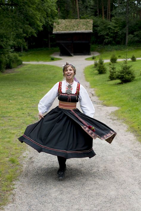 Foto: Norsk Folkemuseum Norwegian Traditions, Norwegian Clothing, Scandinavian Costume, Cultural Traditions, Beautiful Norway, Folk Dress, Folk Clothing, National Costume, European Culture