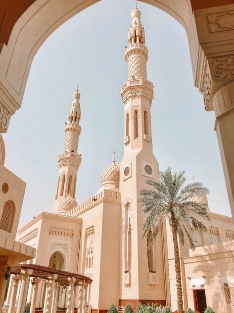 11 Epic Places To See In Dubai - Hand Luggage Only - Travel, Food & Photography Blog Mekka Islam, Seni Khat Islam, Fesyen Islam, Dubai Architecture, Dubai Aesthetic, Mosque Art, Arsitektur Masjid, Mosque Architecture, Mecca Wallpaper