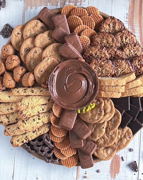 Cookie Boards For Parties, Baked Goods Platter, Brown Food Board Ideas, Brown Charcuterie Board Ideas, Macaron Charcuterie Board, Brown Food Board, Cookie Board Ideas, Brown Snacks For Color Party, Cookie Board Platter