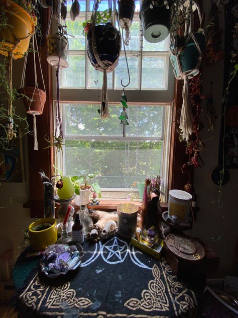 Aesthetic Altar Ideas, Wicca Altar Setup, Kitchen Altar Ideas, Pagan Altar Inspiration, Loki Altar, Bedroom Altar, Witchy Window, Spiritual Altar Ideas, Kitchen Altar