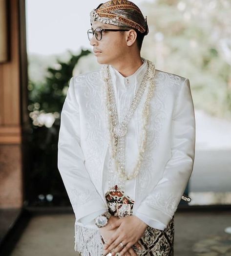 Pin by Febriansyah Tribudi on FOGUE in 2022 | Pose pengantin pria, Pengantin pria, Pose pengantin Weddind Dress, Wedding Dress Hijab, Muslim Wedding Photos, Pose Pengantin, Foto Wedding, Bridal Gift Wrapping Ideas, Wedding Muslim, Wedding Shot, Beauty Shoot