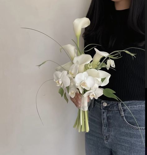 Simplistic Wedding Bouquet, Modern Minimal Bouquet, Minimalistic Bride Bouquet, White Orchid Bouquet Wedding, Small Orchid Bouquet, Wedding Bouquets Minimalist, Minimalistic Wedding Bouquet, Peace Lily Bouquet, Organic Wedding Bouquet