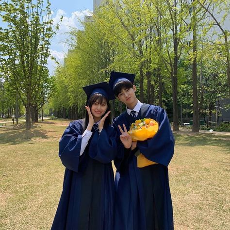 Couple Graduation Pictures, High School Couples, Drama Videos, Dream Relationship, Kim Min-kyu, Graduation Poses, Graduation Picture Poses, Graduation Photography, Goofy Ahh