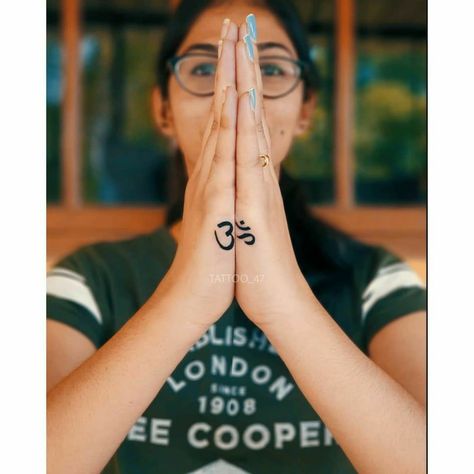 Ohm Finger Tattoo, Krishna Finger Tattoo, Om Hand Tattoos, Yoga Finger Tattoo, Om Tatoos Design For Women, Tatvamasi Tattoo, Hanuman Tattoo Design Small For Women, Ohm Tattoo Women, Aum Symbol Tattoo