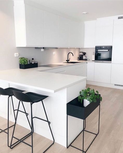 Kitchen inspo🌟⠀⠀⠀⠀⠀⠀⠀⠀⠀⠀⠀⠀⠀⠀⠀⠀⠀⠀… Modern Konyhatervezés, Interior Dapur, Kabinet Dapur, Minimalist Kitchen Design, Modern Kitchen Interiors, Best Kitchen Designs, White Kitchen Design, Inspire Me Home Decor, Contemporary Kitchen Design