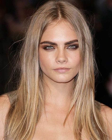 Cara Delevingne Cara Delevingne Hair, Dark Eyebrows, Look Festival, Kadeřnické Trendy, Balayage Blonde, Dark Blonde Hair, Brown Blonde Hair, Long Blonde, Celebrity Makeup