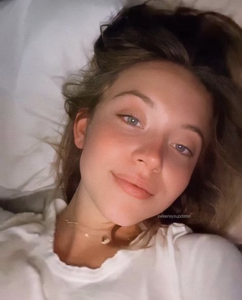 Sydney Sweeney Selfie Young Sydney Sweeney, Sydney Sweeney Selfie, Scarlett Aesthetic, Bunny Pretty, Allison Reynolds, Jessica Alba Hair, Sydney Sweeney, Scream Queens, Jessica Alba