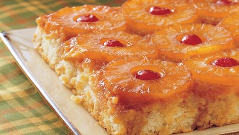 Serve your family with this delicious pineapple upside-down cake - a traditional dessert. Upside Down Pineapple Cake, Pineapple Upside Down Cake Recipe, Upside Down Cake Recipe, Upside Down Pineapple, Betty Crocker Cake, Naked Cakes, Pineapple Upside, Pineapple Upside Down Cake, Pineapple Upside Down