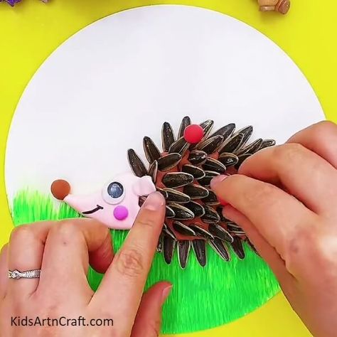 Unique Clay-Sunflower Seeds Hedgehog Craft Idea For Kids Check more at https://www.kidsartncraft.com/clay-sunflower-hedgehog-craft-tutorial/ Craft Sunflower, Hedgehog Diy, Clay Sunflower, Hedgehog Craft, Craft Tutorial, Animal Crafts, Sunflower Seeds, Kids Crafts, Crafts For Kids