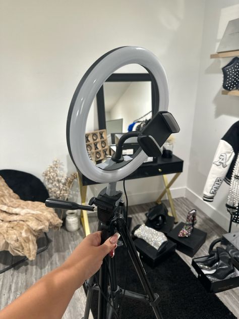 The ring light you need Ring Light Aesthetic, Social Media Influencer Aesthetic, Aesthetic Ring, Influencer Aesthetic, Light Aesthetic, Aesthetic Rings, Landscape Mode, Smartphone Holder, Perfect Gif