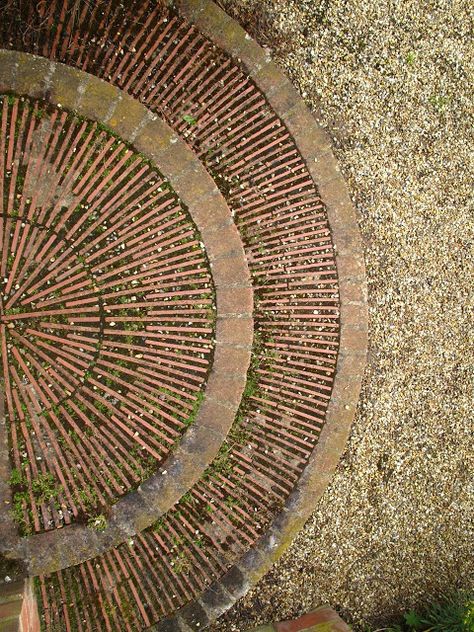 ROCK ROSE: BLICKLING HALL, EAST RUSTON OLD VICARAGE Slate Paving, Fasad Design, Paving Pattern, Garden Paving, Stone Fountains, British Garden, Farmhouse Garden, Mediterranean Garden, Garden Pathway