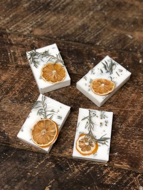 All natural lemon & lavender essential oil soap bar. Dried lemon and lavender. Home Made Soap Ideas, Soap Bar Aesthetic, Soap Displays For Craft Shows, Soap Making Ideas, Lemon Soap Bars, Soap Design Ideas, Natural Soaps Recipes, Savon Diy, Easy Soap Recipes