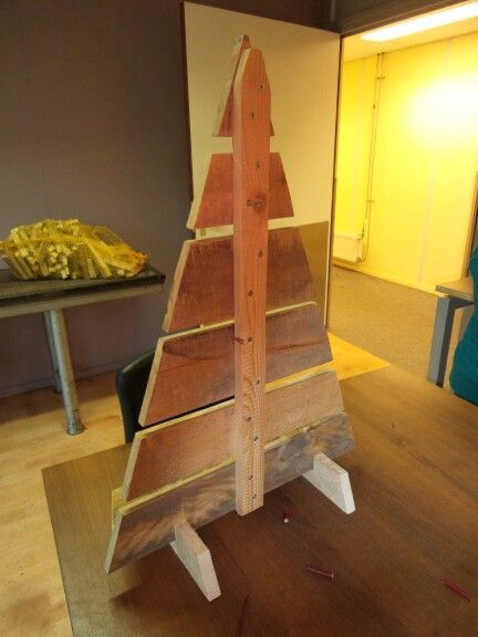 Wooden Xmas Trees, Pallet Wood Christmas, Tre Kunst, Outdoor Christmas Diy, Christmas Diy Wood, Pallet Christmas Tree, Wooden Christmas Crafts, Pallet Christmas, Wooden Christmas Tree