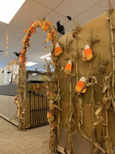 14 Halloween Office Cubicle Decor Ideas » Lady Decluttered Desk Decoration Halloween, Fall Office Decorations Ideas, Thanksgiving Desk Decorations, Fall Decor For Cubicle, Fall Cubical Decor, Office Pumpkin Patch Decor, Diy Halloween Desk Decorations, Cubicle Fall Decorations, Fall Breakroom Decor