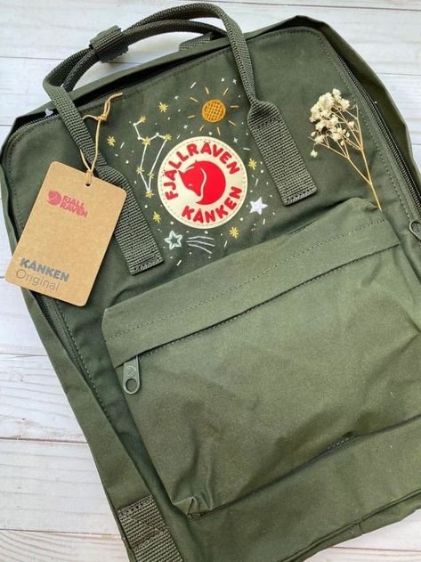 Bag Embroidery Backpacks, Kanken Deep Forest, Embroidery Backpack Ideas, Embroidered Kanken Backpack, Fjallraven Kanken Backpack Embroidered, Embroidery Fjallraven Kanken, Embroidery Kanken Bag, Backpack Embroidery Ideas, Leo Embroidery