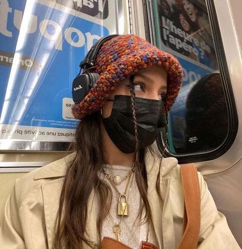 Hat Outfit Fall, Bucket Hat Aesthetic, Bucket Hat Outfit, Winter Bucket Hat, Hat Aesthetic, Hat Outfit, Nyc Girl, Streetwear Fashion Women, Outfits With Hats