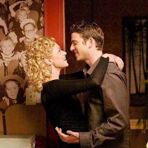 they could have had it all 💔😭 Peyton Sawyer and Jake Jagielski played by Hillary Burton and Bryan Greenberg, respectively, in “One Tree… Peyton And Jake, Hillary Burton, Benjamin Moore Chelsea Gray, Peyton Sawyer, Chad Michael Murray, Tv Schedule, Tv Couples, Tree Hill, One Tree Hill