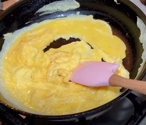 Why you should be adding baking powder to your scrambled eggs Best Scrambled Eggs, Best Egg Recipes, Fluffy Scrambled Eggs, Scrambled Eggs Recipe, Slow Cooker Meals, Powdered Eggs, Breakfast Lovers, Baking Soda Uses, Personal Chef