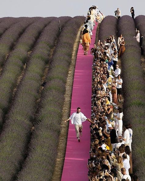 JACQUEMUS (@jacquemus) • Instagram photos and videos Jacquemus Aesthetic, Fashion Show Design, Fashion Dream Job, First Day Of Spring, Stage Set, Stage Design, Fashion Set, First Day, Spring Fashion