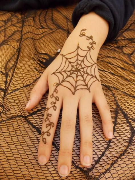 Halloween spiderweb Halloween Henna Tattoos, Henna Designs Halloween, Fall Henna Design, Spiderweb Henna, Halloween Henna Design, Spooky Henna, Spiderweb Hand Tattoo, Fall Henna, Cute Easy Henna Designs