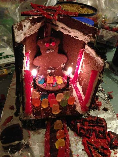 23 Gingerbread Fails That Almost Ruined Christmas Gingerbread House Designs, House Funny, Celebrity Portraits, It Goes On, Gingerbread Man, Tumblr Funny, Bones Funny, Gingerbread House, Christmas Humor