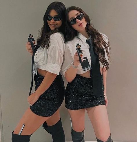 Besties in Style: 35 Trendy Halloween Costume Ideas for Friends Fbi Agent Costume Woman, Hellowin Costumes, Mib Costume Women, Fbi Agent Costume, Fantasia Halloween Facil, Costume Ideas For Friends, Men In Black Costume For Women, Iconic Brunette Halloween Costumes, Fbi Costume