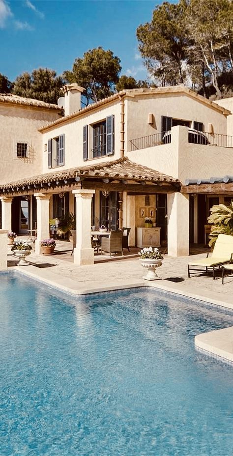 Mediteranean Houses Style, Mediterran Architecture, Rustic Houses, Hacienda Style Homes, Home Decor Aesthetic, Aesthetic Home Decor, Tuscan House, Casas Coloniales, Hacienda Style