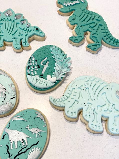 Dino Cookies, Bakery Sweets, Pie Bakery, Bee Birthday Party, Dinosaur Cookies, Fondant Cookies, Bee Birthday, Dinosaur Theme, 3rd Birthday Parties