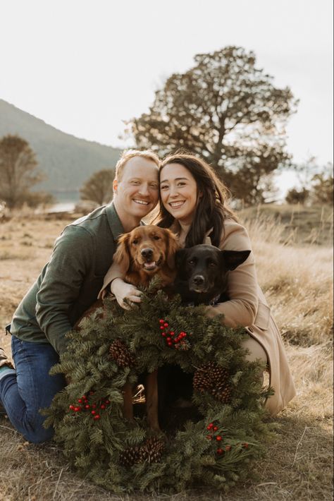 Couples christmas photos with dogs and wreath golden retriever - Seattle photographer Samantha McFarlen Xmas Photos With Dogs, Christmas Card With Dogs Couple, Christmas Family Photoshoot With Dog, Dog And Owner Christmas Pictures, Christmas Pictures Couples And Dog, Christmas Photoshoot Ideas For Couples With Dog, Christmas Card Picture Ideas With Dog, Christmas Card Ideas Picture Couple, Christmas Card Ideas Picture Dog