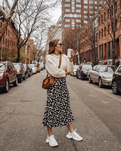 Rok Outfit, Rock Outfit, Skirt And Sneakers, Mode Inspo, Iconic Women, Autumn Outfit, 가을 패션, Looks Style, Mode Inspiration