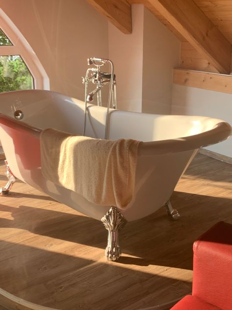 #aesthetic #bathroom #bathtub #goldenhour Victorian Bathtub, Bathtub Aesthetic, Big Bathtub, Old Bathtub, Bathroom Bathtub, Aesthetic Bathroom, Big Bathrooms, House Goals, Bedroom Inspo