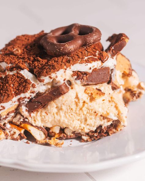 This no-bake peanut butter pretzel pie has got it going ON! It combines a creamy peanut butter filling with the sweet and salty crunch of chocolate-covered pretzels PLUS a topping of fluffy whipped cream. Peanut Butter Pretzel Pie, Pretzel Pie, Making Peanut Butter, No Bake Recipe, Gluten Free Pretzels, Pie Easy, Peanut Butter Pretzel, Covered Pretzels, Peanut Butter Desserts