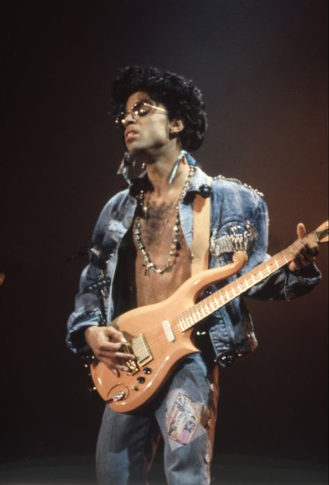 Never say he ain’t wear jeans. Prince Sign O The Times, Prince 80s, Prince Fashion, Princes Fashion, Prince Concert, Prince And The Revolution, Prince Musician, Prince Clothes, Prince Images