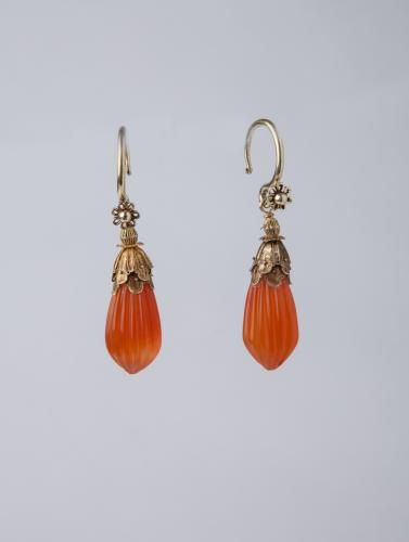 A Pair of Golden Carnelian Drop earrings Chinese 18th Century          Susan Ollemans Oriental Art 18th Century Earrings, Chinese Accessories, Ear Earrings, Fantasy Jewelry, 18th Century, Antique Jewelry, Earring Set, Gold Earrings, Jewelry Inspiration