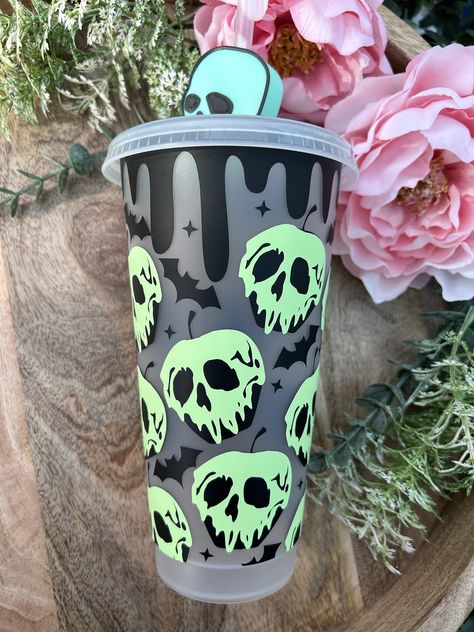 24oz frosted cold cup with glow in the dark apple drip skulls with a matching straw topper. Halloween Cups Diy, Halloween Cricut Cups, Fall Cup Ideas, Cold Cup Ideas, Cold Cup Design Ideas, Halloween Cups Vinyl, Vinyl Halloween Cups, Halloween Tumbler Cups, Disney Halloween Tumbler Ideas